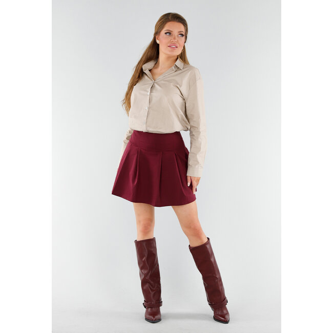 Bordeauxfarbene kniehohe Stiefel mit quadratischer Nase und Schnalle