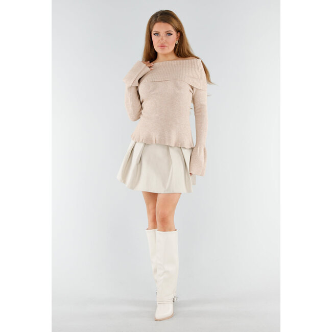 Weiße Stiefel mit Holzabsatz und silbernem Schnallendetail