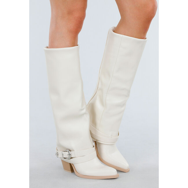 Weiße Stiefel mit Holzabsatz und silbernem Schnallendetail