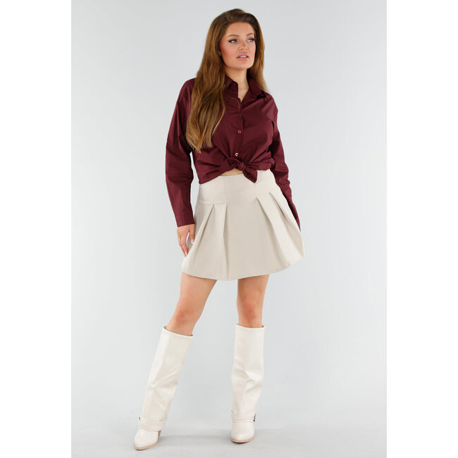 Weiße Stiefel mit Holzabsatz und silbernem Schnallendetail