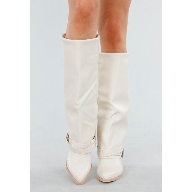 Weiße Stiefel mit Holzabsatz und silbernem Schnallendetail