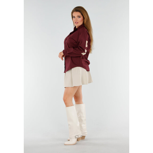 Weiße Stiefel mit Holzabsatz und silbernem Schnallendetail