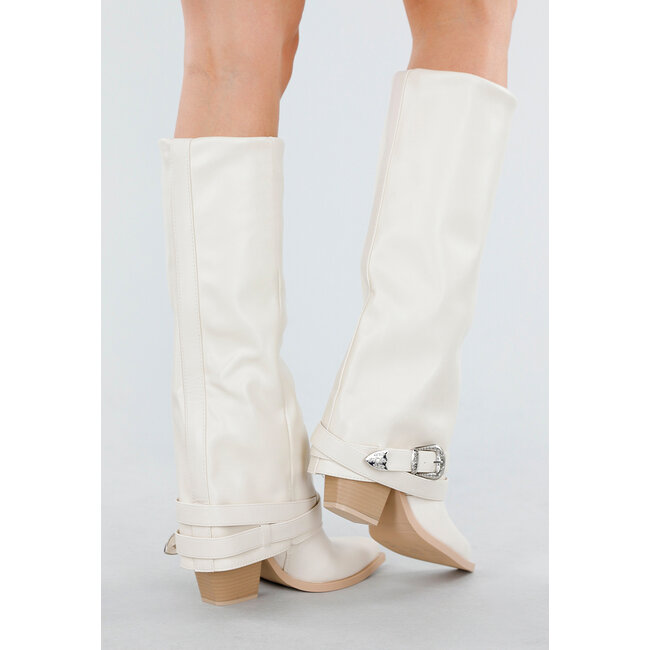 Weiße Stiefel mit Holzabsatz und silbernem Schnallendetail