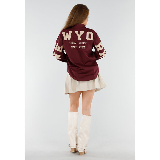 Weiße Stiefel mit Holzabsatz und silbernem Schnallendetail