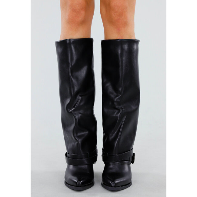 Schwarze Stiefel mit niedrigem Absatz und silbernem Schnallendetail