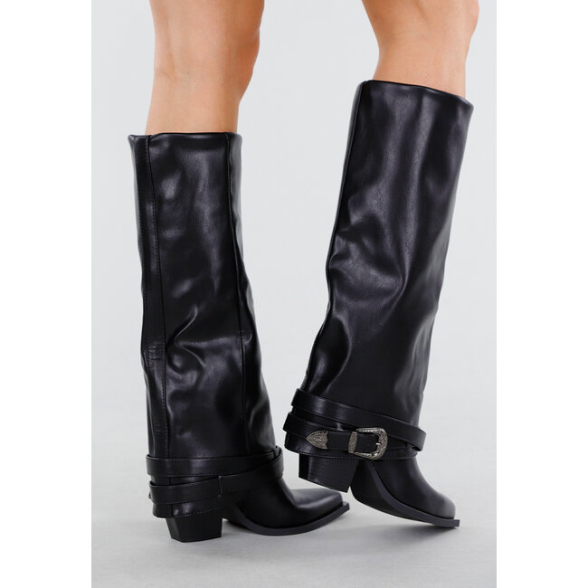 Schwarze Stiefel mit niedrigem Absatz und silbernem Schnallendetail