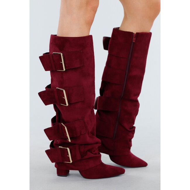 Bordeauxfarbene Stiefel in Wildlederoptik mit breiten Schnallen