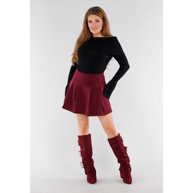 Bordeauxfarbene Stiefel in Wildlederoptik mit breiten Schnallen