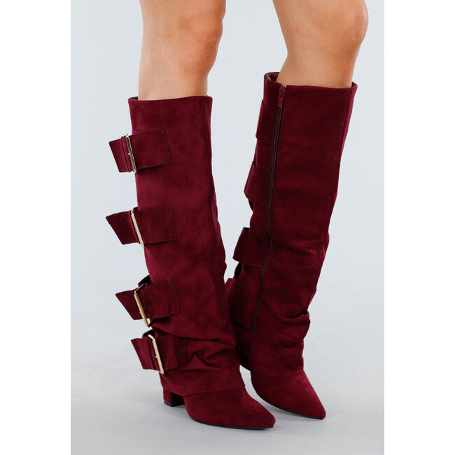 Bordeauxfarbene Stiefel in Wildlederoptik mit breiten Schnallen
