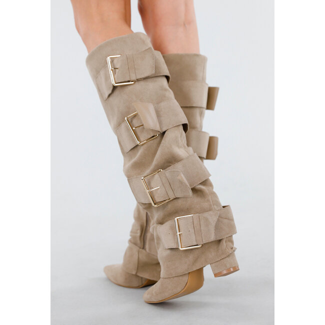 Beigefarbene Stiefel in Wildlederoptik mit breiten Schnallen