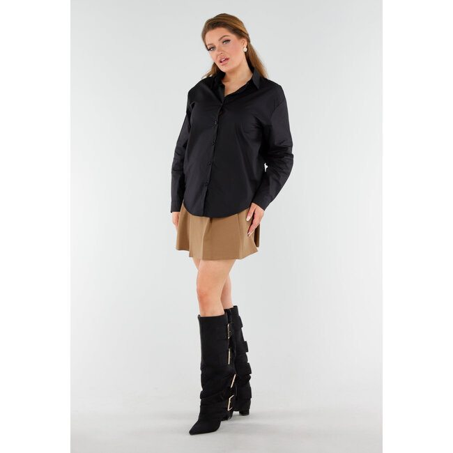 Schwarze Stiefel in Wildlederoptik mit breiten Schnallen