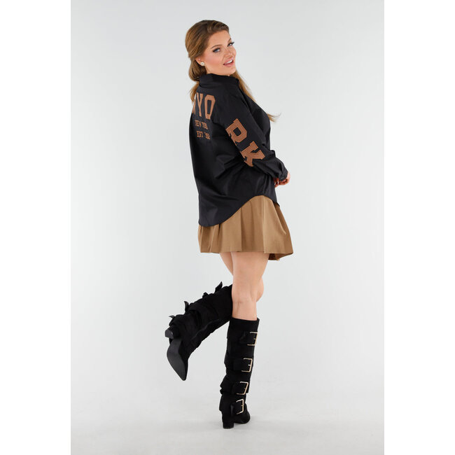 Schwarze Stiefel in Wildlederoptik mit breiten Schnallen