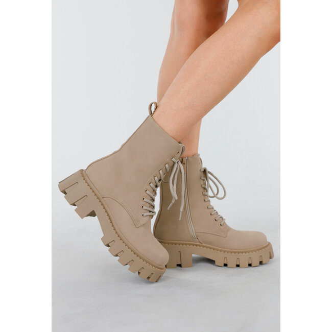 Beigefarbene Schnürstiefel Coarse Sole