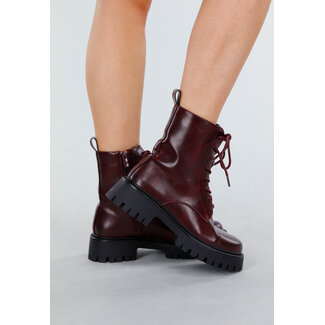 Bordeauxfarbene Schnürstiefel mit klobigen Sohlen