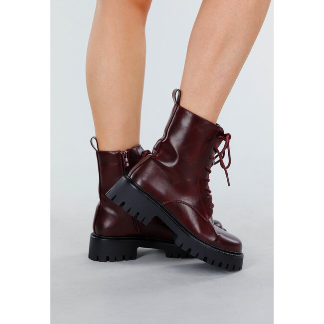 Bordeauxfarbene Schnürstiefel mit klobigen Sohlen