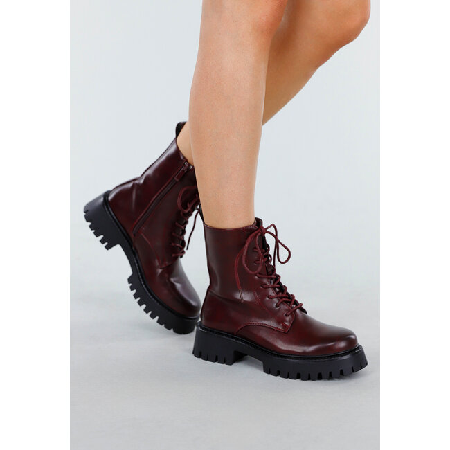 Bordeauxfarbene Veterinärstiefel mit grober Sohle und Reißverschluß