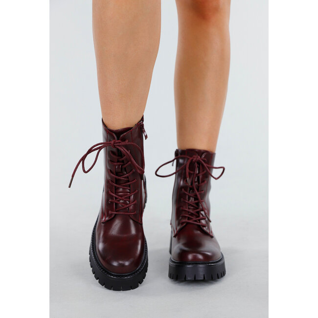 Bordeauxfarbene Veterinärstiefel mit grober Sohle und Reißverschluß