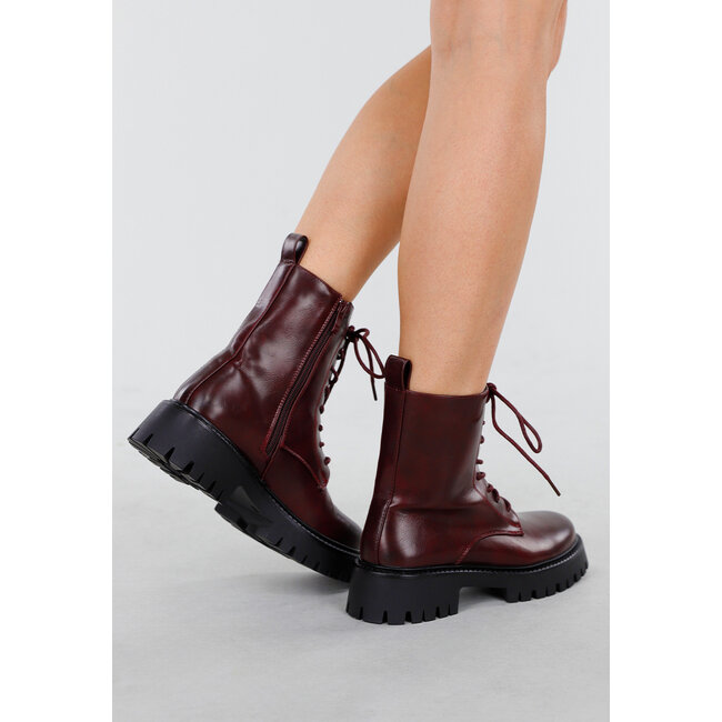 Bordeauxfarbene Veterinärstiefel mit grober Sohle und Reißverschluß