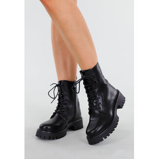 Schwarze Schnürstiefel mit klobigen Sohlen