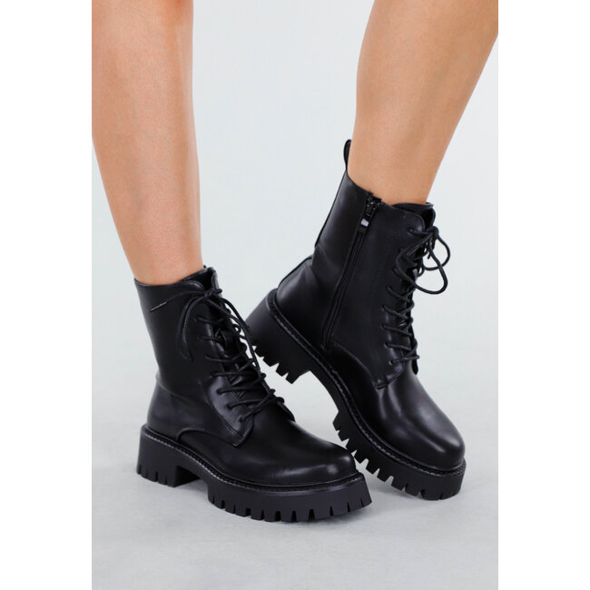 Schwarze Schnürstiefel mit grober Sohle und Reißverschluss