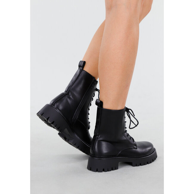 Schwarze Schnürstiefel mit grober Sohle und Reißverschluss