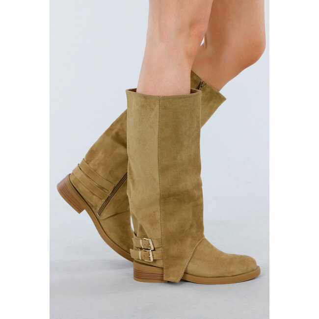 Khakifarbene hohe Stiefel mit Schnallendetail und niedrigem Absatz