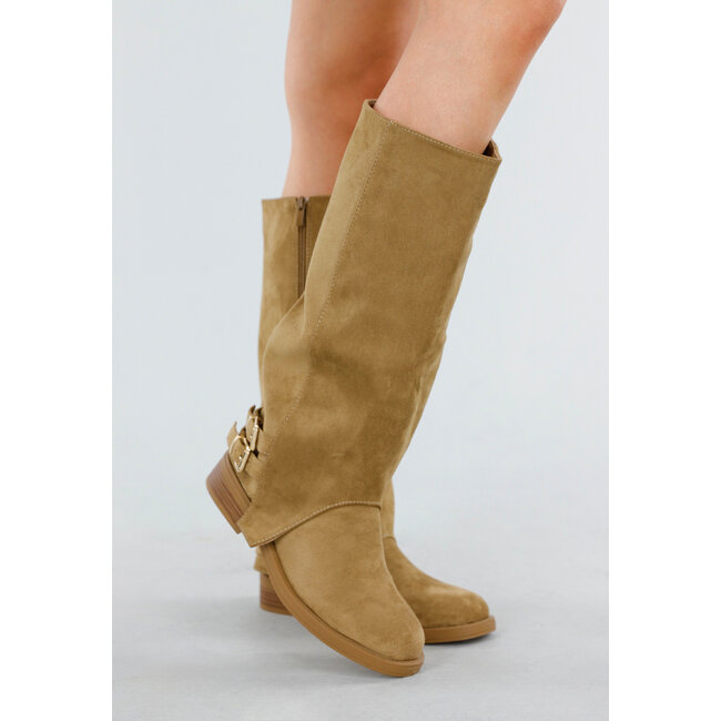 Khakifarbene hohe Stiefel mit Schnallendetail und niedrigem Absatz