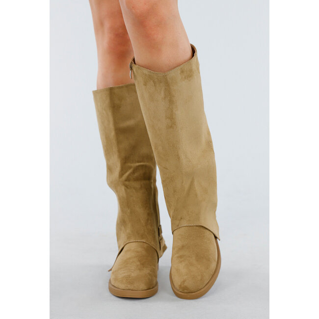 Khakifarbene hohe Stiefel mit Schnallendetail und niedrigem Absatz