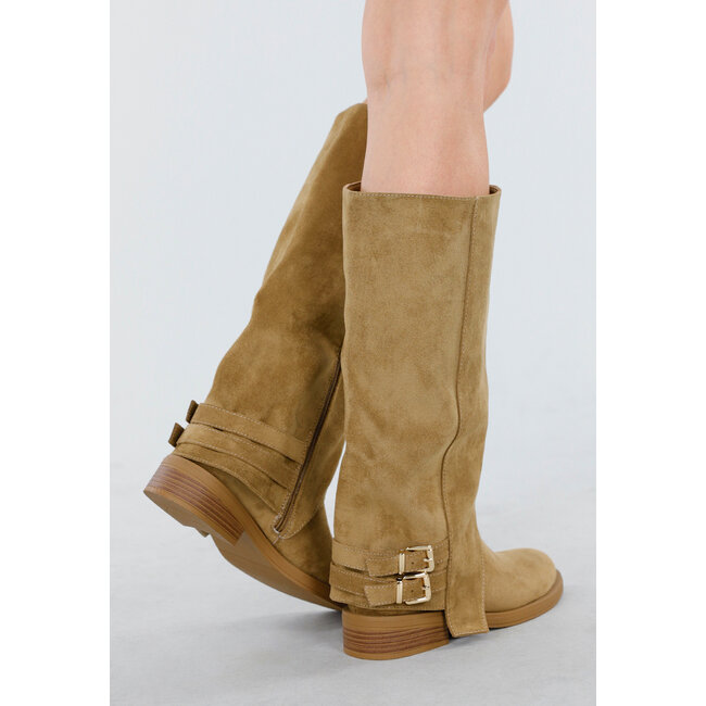 Khakifarbene hohe Stiefel mit Schnallendetail und niedrigem Absatz