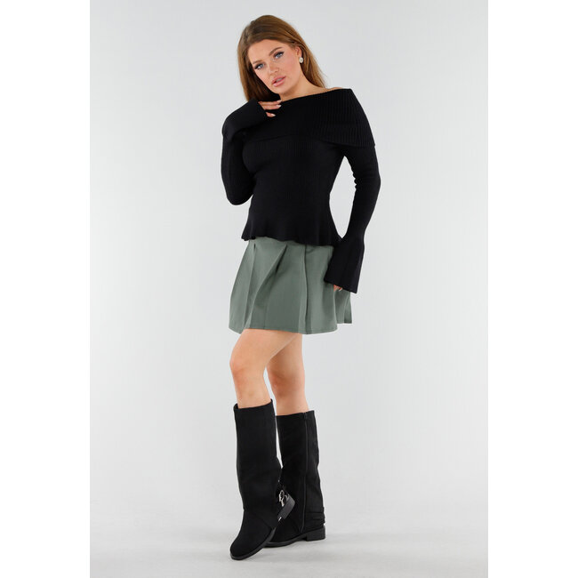 Schwarze hohe Stiefel mit Schnallendetail und niedrigem Absatz