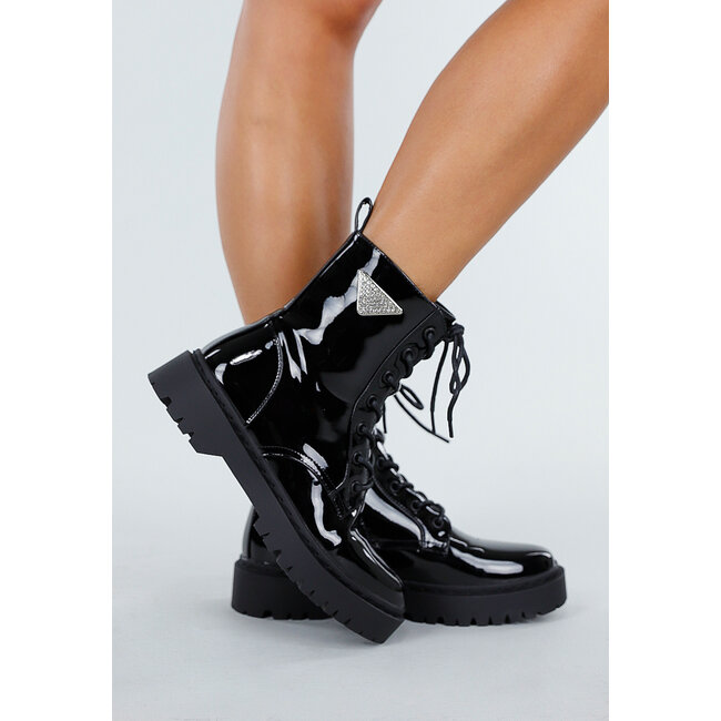 Schwarze Veteranenstiefel aus Lackleder mit klobiger Sohle