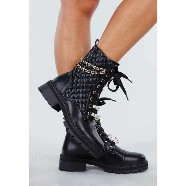 Schwarze, gesteppte Veteranenstiefel mit klobiger Sohle und Kette