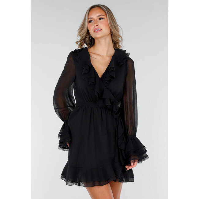 Schwarzes Wickelkleid mit Rüschen, Spitze und Schleifengürtel