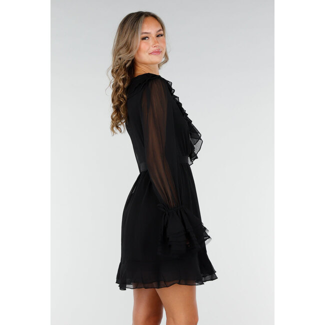 Schwarzes Wickelkleid mit Rüschen, Spitze und Schleifengürtel