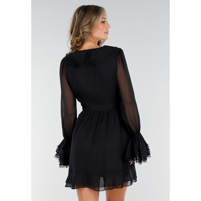 Schwarzes Wickelkleid mit Rüschen, Spitze und Schleifengürtel