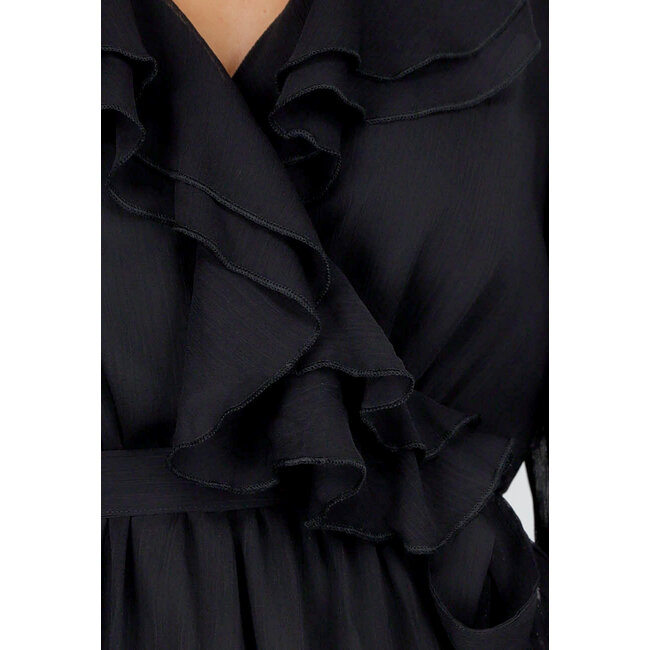 Schwarzes Wickelkleid mit Rüschen, Spitze und Schleifengürtel
