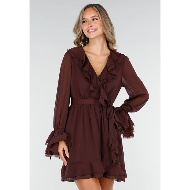 Braunes Wickelkleid mit Rüschen, Spitze und Schleifengürtel