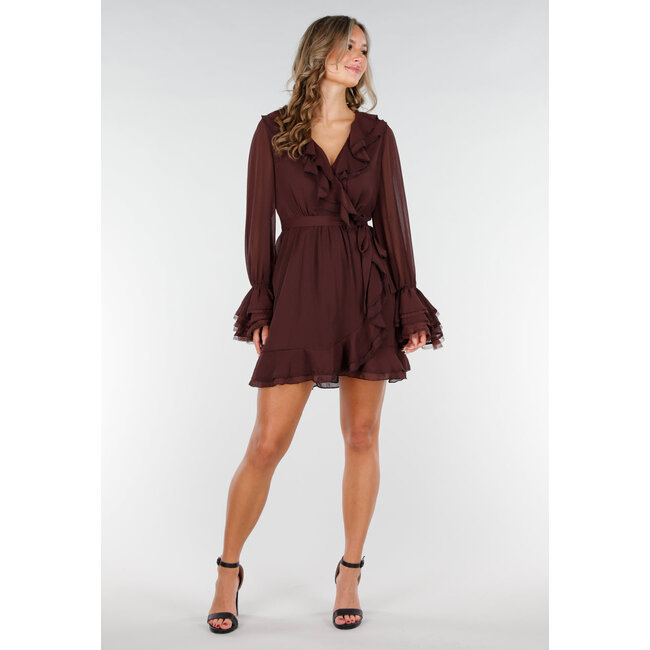Braunes Wickelkleid mit Rüschen, Spitze und Schleifengürtel