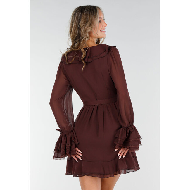 Braunes Wickelkleid mit Rüschen, Spitze und Schleifengürtel