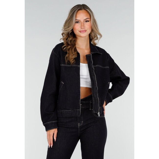 Dunkelblaue Jeansjacke mit Reißverschluss, Kragen und Gummizug am Saum