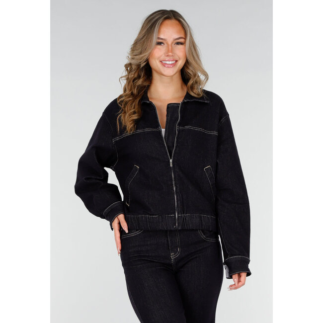 Dunkelblaue Jeansjacke mit Reißverschluss, Kragen und Gummizug am Saum