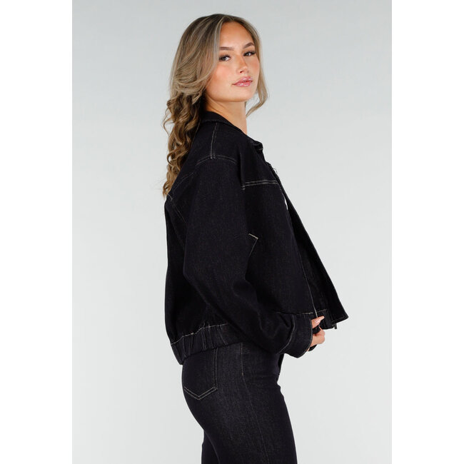 Dunkelblaue Jeansjacke mit Reißverschluss, Kragen und Gummizug am Saum