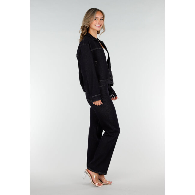 Dunkelblaue Jeansjacke mit Reißverschluss, Kragen und Gummizug am Saum