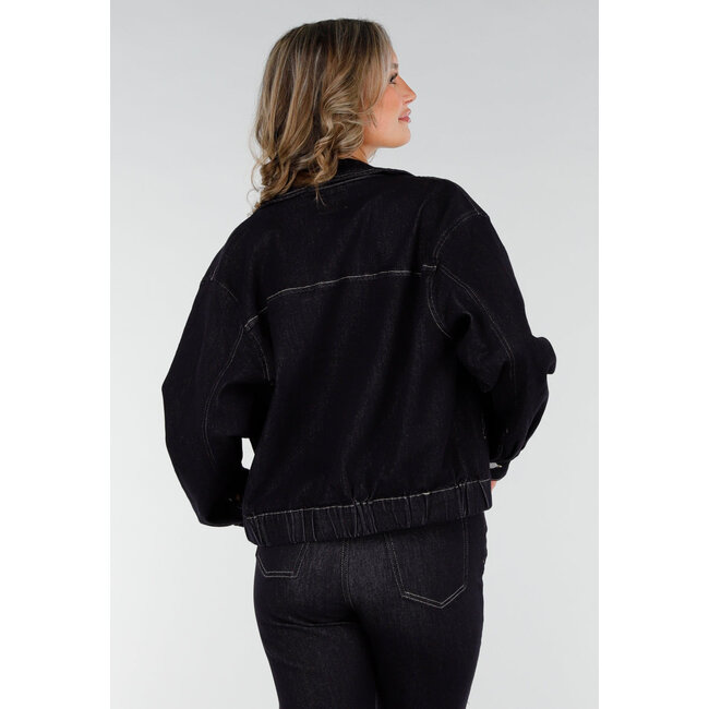 Dunkelblaue Jeansjacke mit Reißverschluss, Kragen und Gummizug am Saum