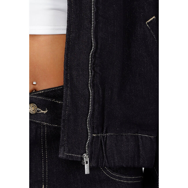 Dunkelblaue Jeansjacke mit Reißverschluss, Kragen und Gummizug am Saum