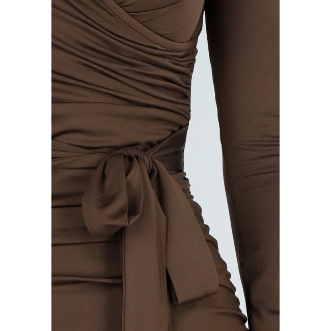 Dunkelbraunes Kleid mit Overslag, Rüschen und Schleifengürtel