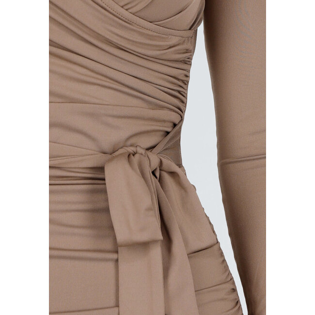 Taupefarbenes Kleid mit Revers, Rüschen und Stretch