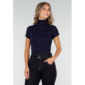 Marineblaues Top mit Farbe