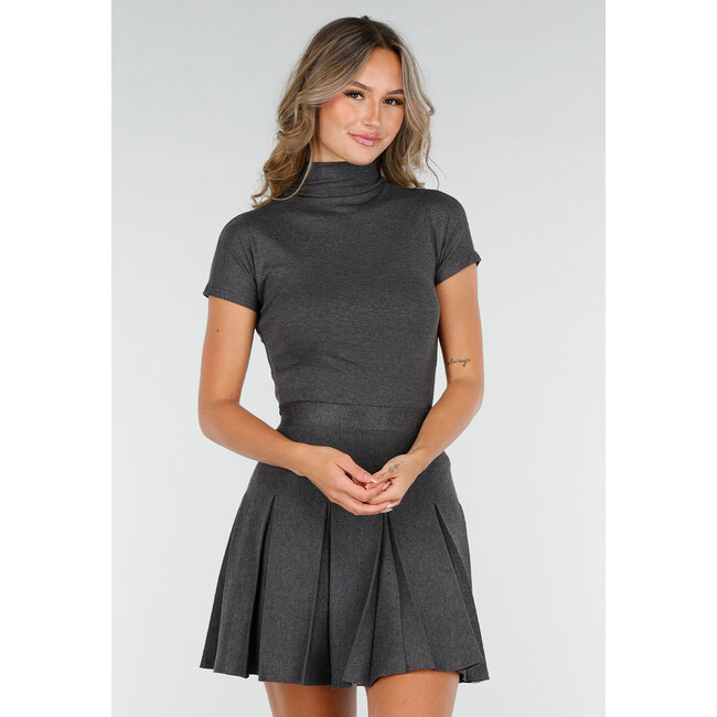Graues Oberteil mit Rollkragenpullover