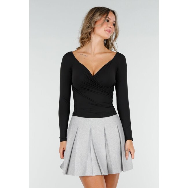 Schwarzes Top mit Overslag und Plissee-Detail aus Stretch